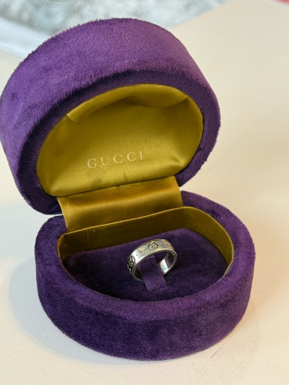 Gucci Silver white Gold Engraved Logo Band ring with Purple Velvet Box - Picture 4 of 9